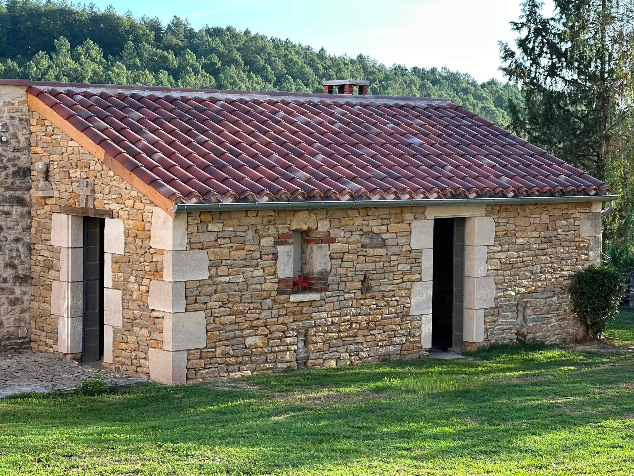 Dépendance en pierre avec toiture de tuiles
