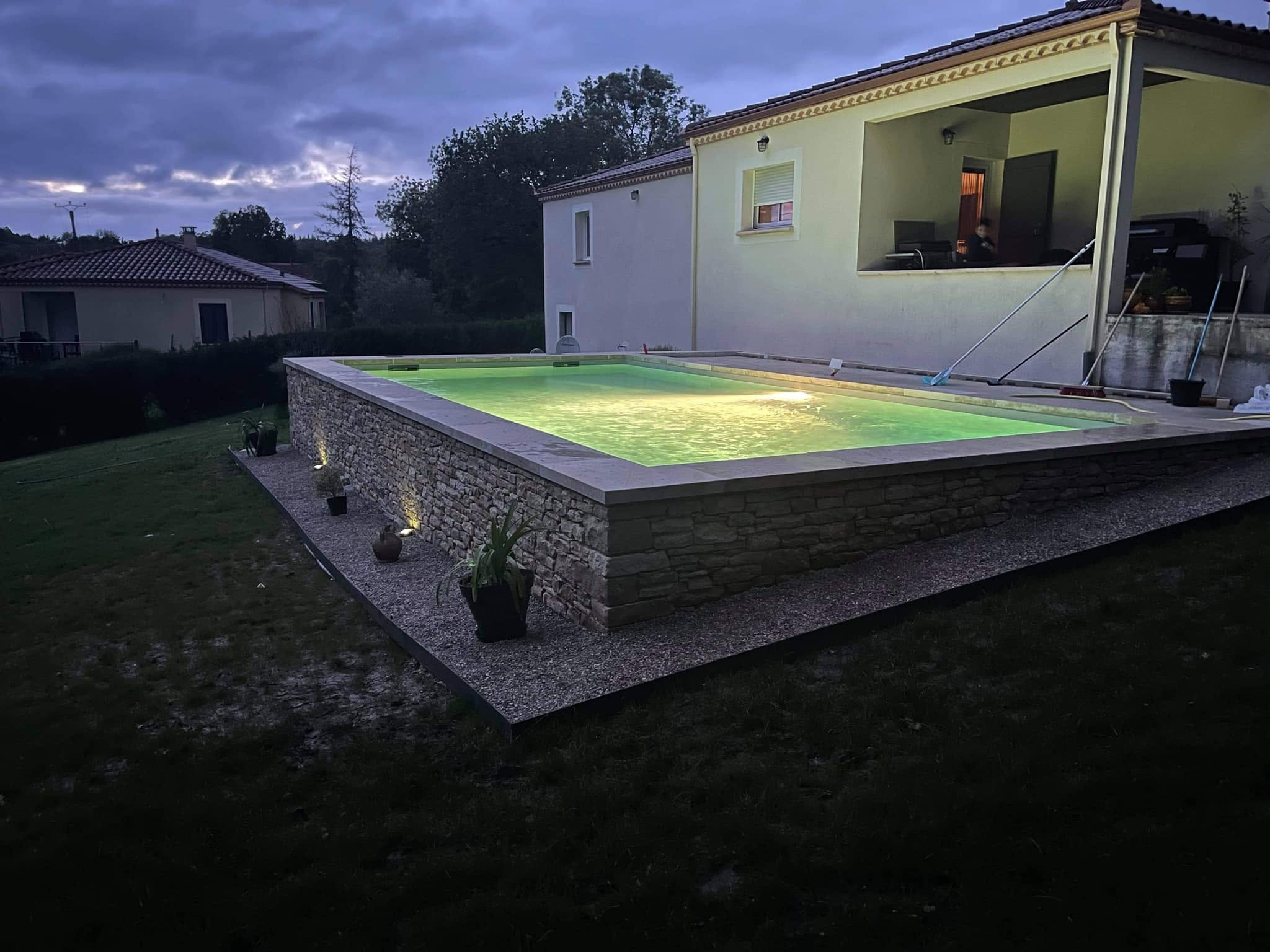 Piscine avec habillage extérieur en pierre